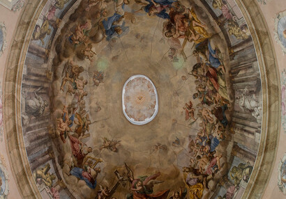 Pohled na strop kostela 